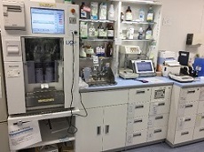 自動水薬分注機と水薬監査台の写真
